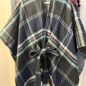 Echo Reversible plaid/houndstooth poncho with plaid belt (M)
